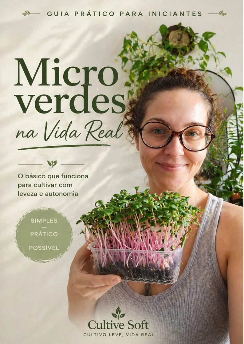 Capa do Guia Prático Microverdes na Vida Real, com uma cultivadora segurando microverdes.